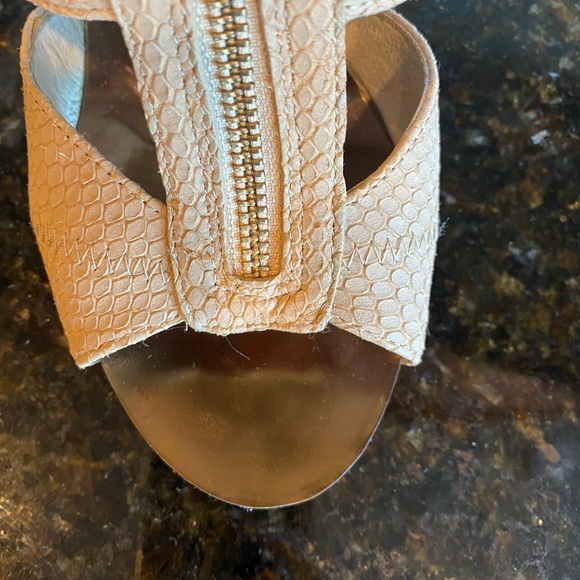 Michael Kors Tan Sandals with Gold Zippers - Picture 9 of 11